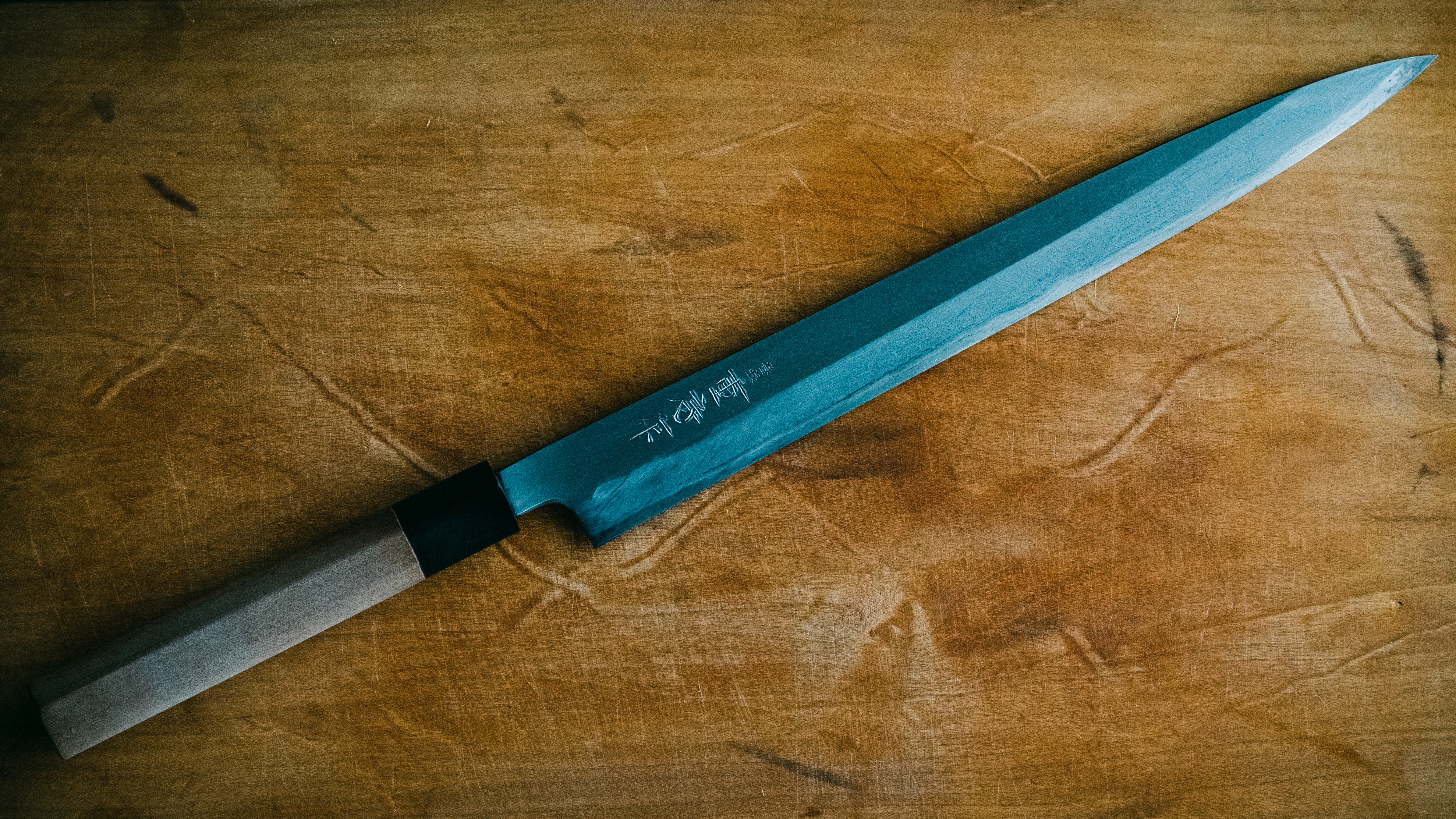 Nože na sushi vynikají dlouhým ostřím.