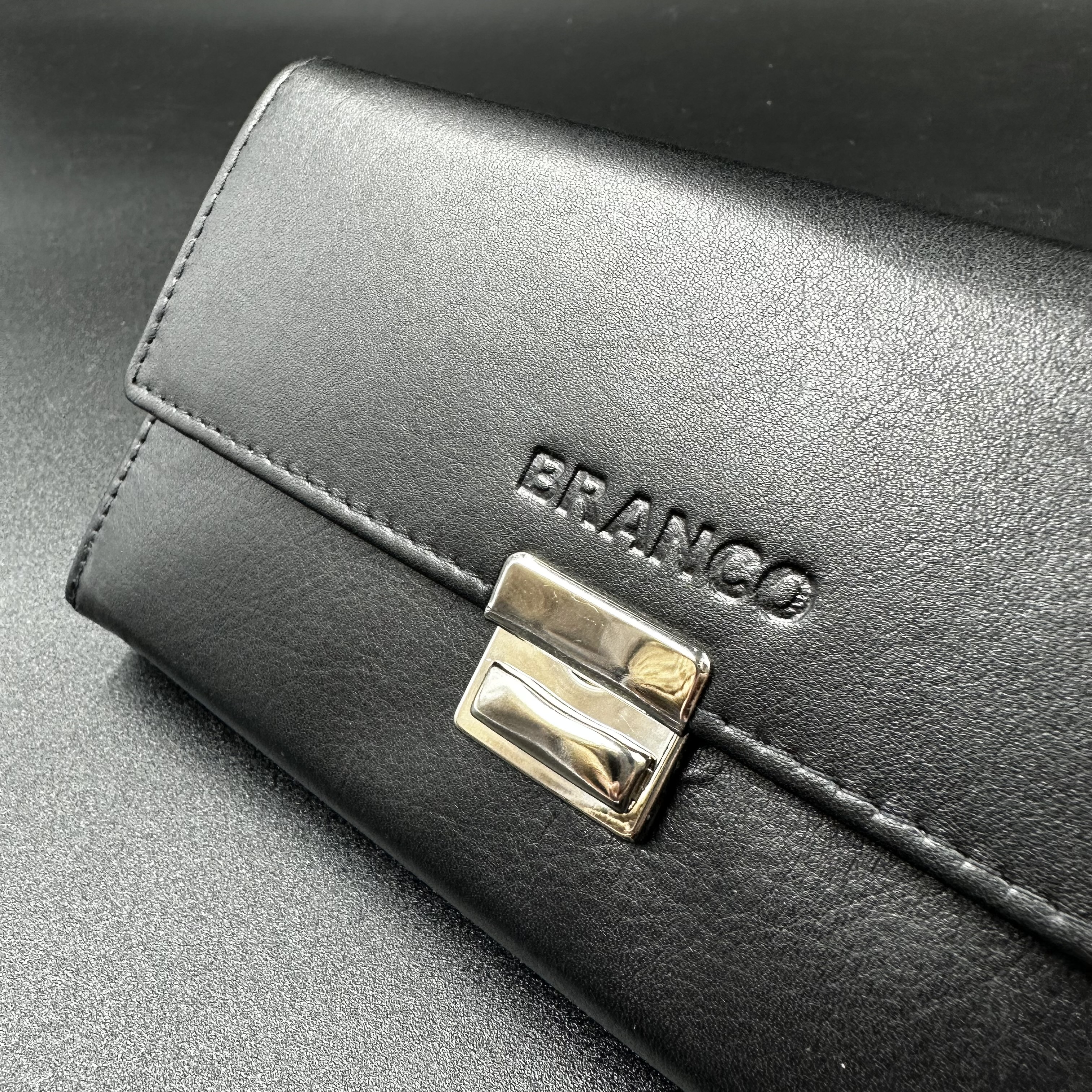 Detail černé číšnické peněženky Branco
